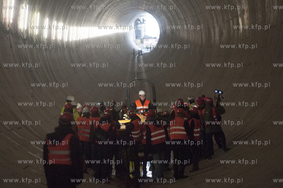 Zakonczona pierwsza nitka tunelu pod Wisla zostala...