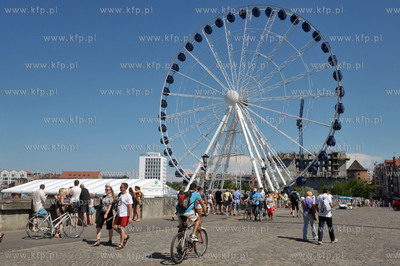 Wielkie kolo widokowe stanelo na Wyspie Spichrzow w...