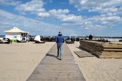 Sopot. Czynna juz letnia, plazowa kawiarnia na plazy...
