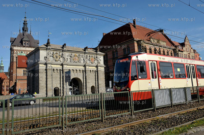 Gdansk. Tramwaj na ul. Waly Jagiellonskie, w tle Brama...