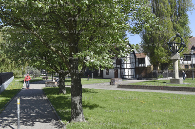 Gdańsk. Okolice ul. Wodopój. Skwer pomiędzy kanałem...