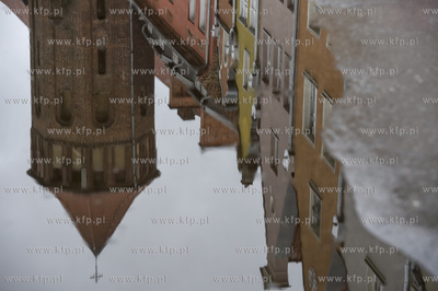 Gdańsk, ul. Świętojańska. Odbicie kościoła św....