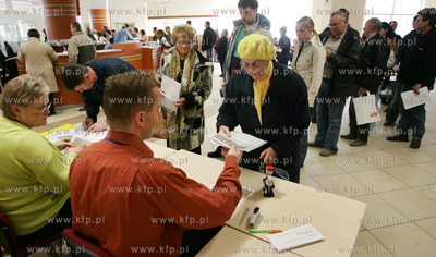 Gdansk. Urzad Skarbowy nr 1. Podatnicy skladaja zeznania...