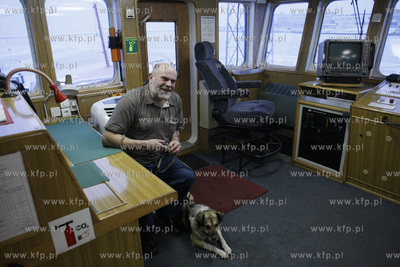 Gdynia. Pies uratowany na Zatoce Gdanskiej z plywajacej...