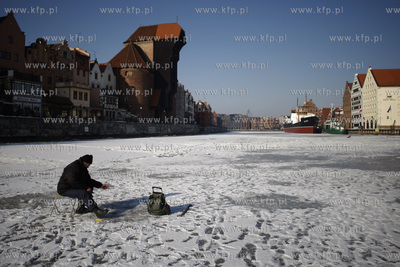 Gdansk. Wedkarze na zamarznietej Motlawie. 01.03.2011...