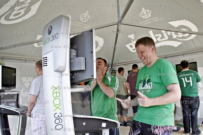 Sopot. Calsberg Fan Camp. Nz kibice graja w  pilke...