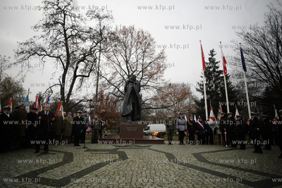 Plac marszalka Jozefa Pilsudskiego 
u zbiegu al. Grunwaldzkiej...