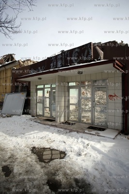 Gdansk. Wyburzanie budynku bylego kina Znicz przy ul....