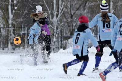 Gdansk Zaspa. Pilkarski turniej dzikich druzyn Do przerwy...