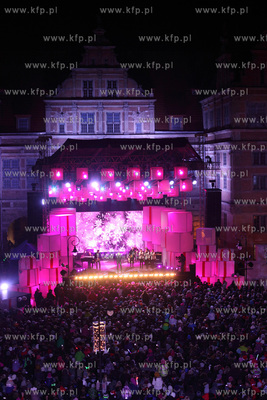 Cala Polska spiewa koledy, koncert na Dlugim Targu...