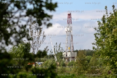 Przygotowania do pierwszych odwiertow w poszukiwaniu...