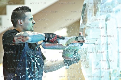 Galeria Przymorze. Pokaz rzeźbienia w lodzie połączony...