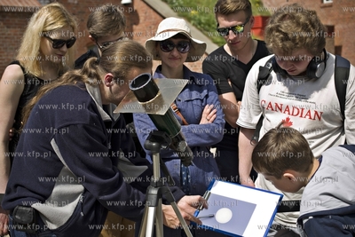 Gdańsk. Centrum Hewelianum. Obserowanie zjawiska przecinania...
