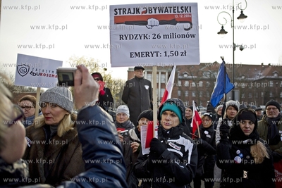 Demonstracja KOD pod Urzędem Wojewódzkim w Gdańsku.
13.12.2016
fot....