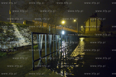 Gdańsk. Wysoki woziom wód Motławy, który jest efektem...