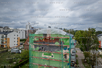 Powstaje mural na budynku przy ulicy Michny 9 w Gdańsku....