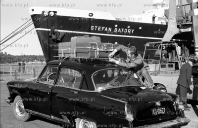 Samochod wolga z bagazami na dachu przed Dworcem Morskim...