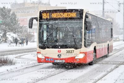 Zima w Gdańsku. Przystanek autobusowo - tramwajowy...