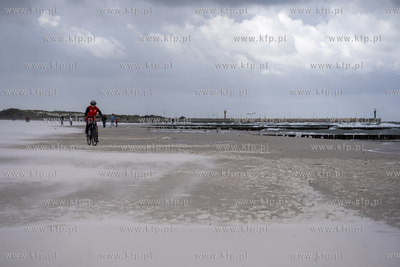 Łeb. Rowerem po plaży. 30.09.2023 fot. Paweł Marcinko...