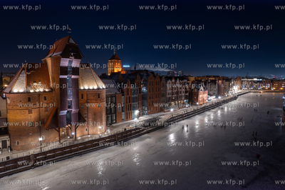 Wieczorne spacery po skutej lodem Motławie w Gdańsku....