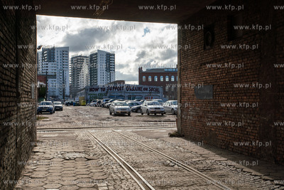 Gdańsk, Stocznia Cesarska. W tle napis "Jak wspierać...