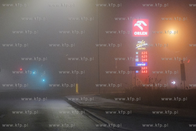 Gdańsk, ul. Budowlanych. Silna mgła na drogach.31.12.2023...