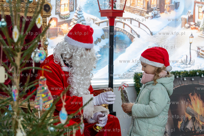 Sopot. Zapalenie światełek na ustrojonych przez dzieci...