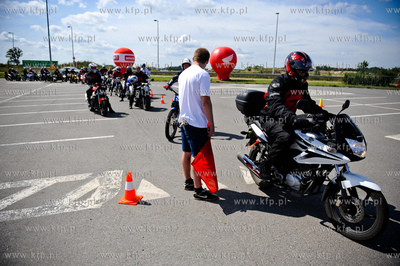 Gdansk. Parking hipermarketu Auchan. Gymkhana - zawody...