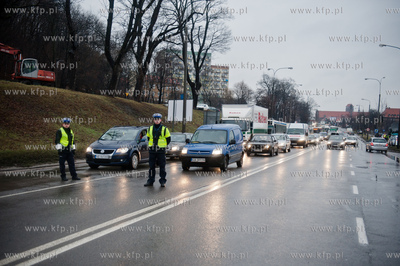Gdansk. Trakt Sw. Wojciecha. Rybacy blokujac przejscie...