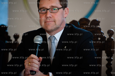 Gdansk. Ratusz Glownego Miasta. Konferencja prezentujaca...