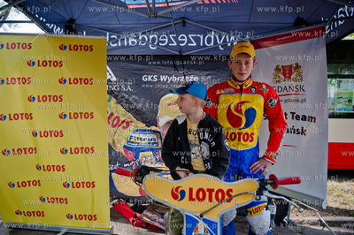 Gdansk. Petla tramwajowa w Jelitkowie. Majowka z tramwajem....