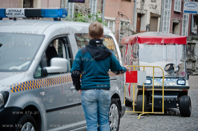 Gdansk. Ul. Piwna. Patrol Strazy Miejskiej kontroluje...
