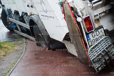 Gdansk. Ul. Leona Miszewskiego. Smieciarka, ktora podczas...