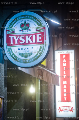 Gdansk. Ul. Garbary. Fasada i szyldy reklamowe sklepu...