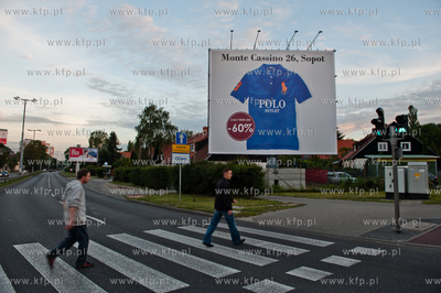 Gdansk. Nowo postawiona, tablica reklamowa, ktora spowodowala...