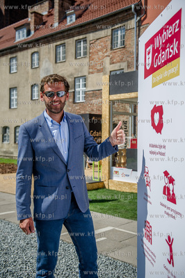 Gdansk. Skwer miedzy ulica Mariacka, a Sw. Ducha. Prezentacja...