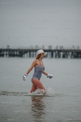 Plaża w Sopocie. Charytatywne morsowanie, w czasie...