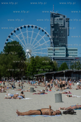 Gdynia. Słoneczna, upalna pogoda na plaży i bulwarze...