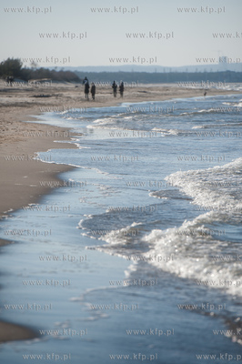 Gdańsk. Słoneczna, jednak mroźna pogoda na plaży...