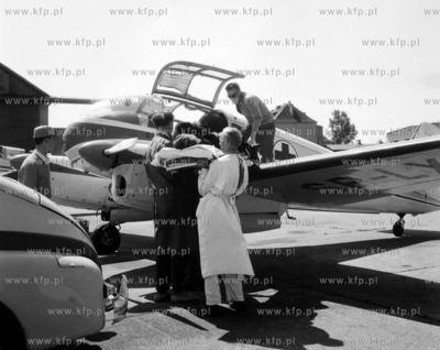 Transport chorego samolotem sanitarnym z lotnika w...