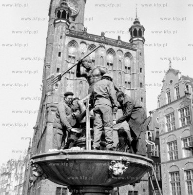 Dlugi Targ w Gdansku - nz montaz figury Neptuna na...