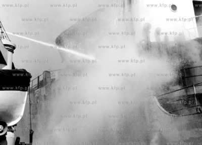 Grozny pozar silowni masowca m/v Norvest 12km od Portu...