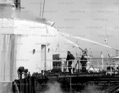 Grozny pozar silowni masowca m/v Norvest 12km od Portu...