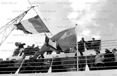 Wodowanie wielozadaniowego masowca Marshal Budyonnyy...