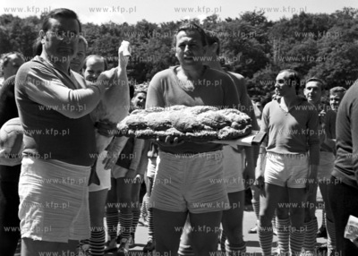 Mecz aktorzy kontra prasa na stadionie Lechii Gdansk...