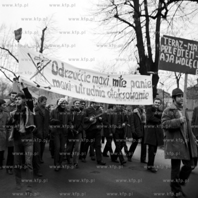 Heppening na ulicach Gdanska Wrzeszcza studentow uczelni...