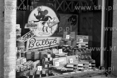 Witryna sklepu z wyrobami fabryki Baltyk. 1961 00005204z...