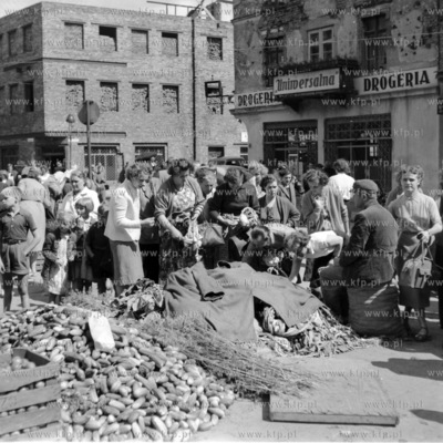 Handel warzywami i owocami obok Hali Targowej w Gdańsku....