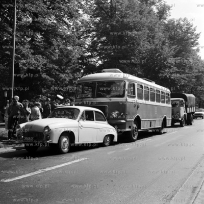 Zdarzenie autobusu i samochodu Syrenka na al. Zwycięstwa...
