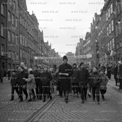 Wycieczka szkolna spaceruje ulicą Długą w Gdańsku....